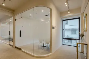 곡선 유리 미팅룸이 돋보이는 모던 오피스 라운지